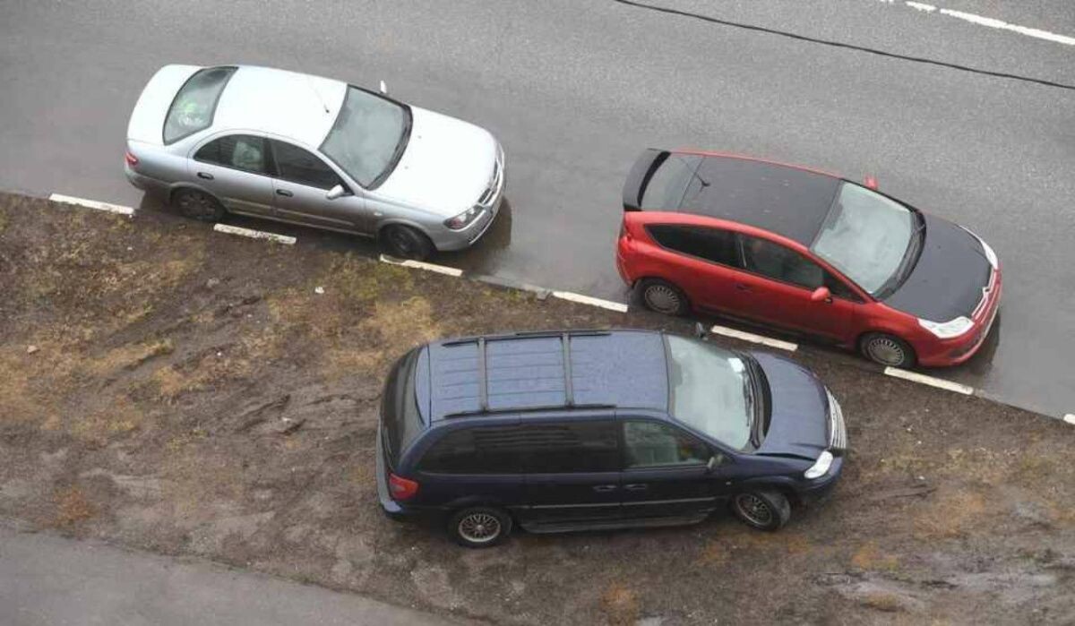     Парковка на газоне. Источник: omsk.kp.ru Автор фото: Михаил Фролов