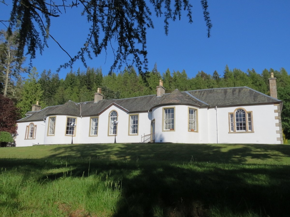 Boleskine House (шотландский гэльский: Taigh Both Fhleisginn) — поместье на юго-восточном берегу озера Лох-Несс в Шотландском нагорье.