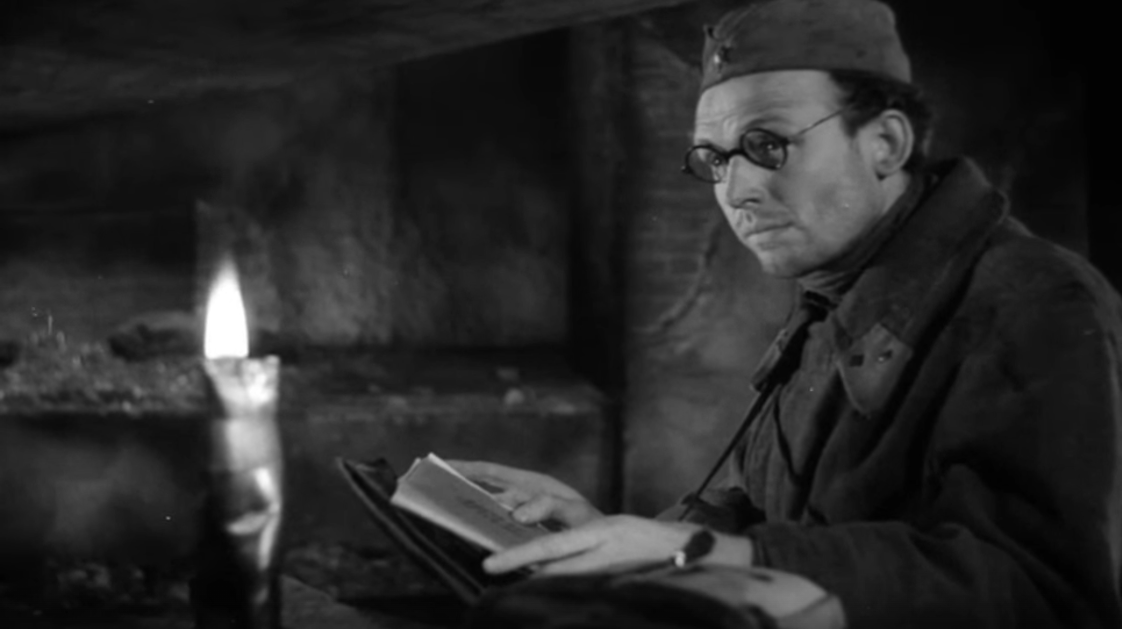 Кадр из фильма "Солдаты" (1956). Лейтенант Фарбер - Иннокентий Смоктуновский