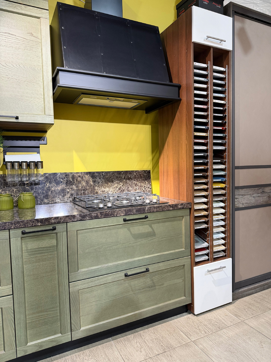 Вообще это очень правильное решение — составить проект кухни до начала ремонта. Так вы сможете заранее узнать где и на какой высоте вам нужны розетки, декоративное освещение, выводы под воду и так далее. Поверьте, вашей бригаде будет легче работать, если вы дадите им листочек с проектом кухни, где четко размечена вся проводка и указано место для посудомоечной машины и раковины, холодильника, духового шкафа, а в некоторых проектах и для стиралки. 