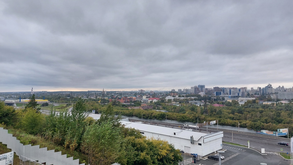 Вид с Горы на реку Барнаулку, территорию завода и Аптекарский огород - сегодня "Центральный парк" (фото 2024г)