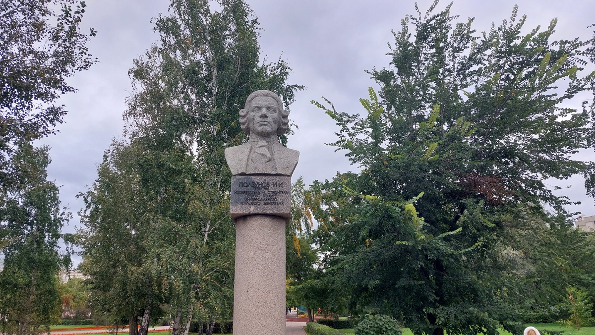 Бюст И.И.Ползунову на Площади Свободы (фото 2024г)