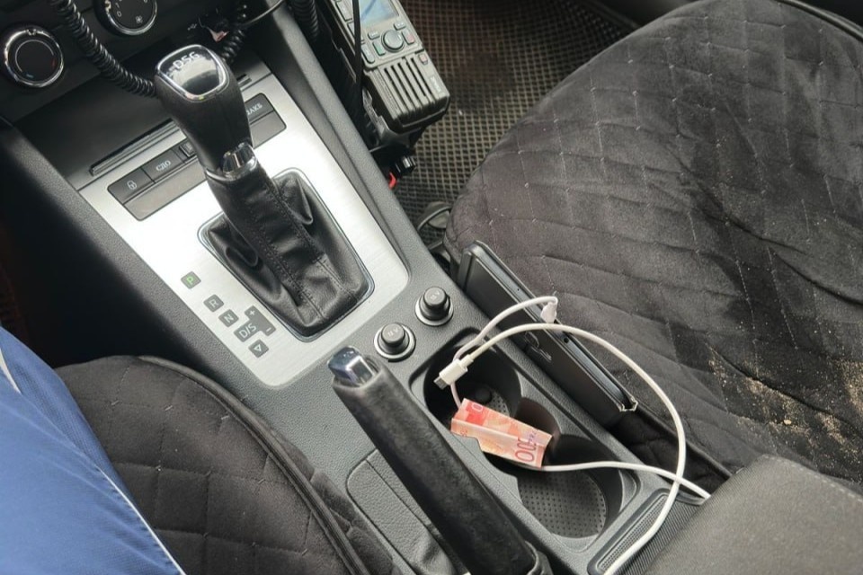    Несмотря на неоднократные предупреждения инспектора о том, что дача взятки является преступлением, молодой человек положил на приборную панель патрульного авто 5000 рублей УМВД России по Оренбургской области