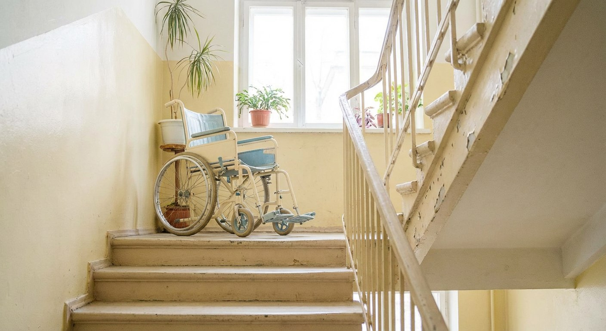 Прокуратура Карелии инициирует проверку законности предоставления квартиры на четвёртом этаже инвалиду-колясочнику. Фото: нейросеть