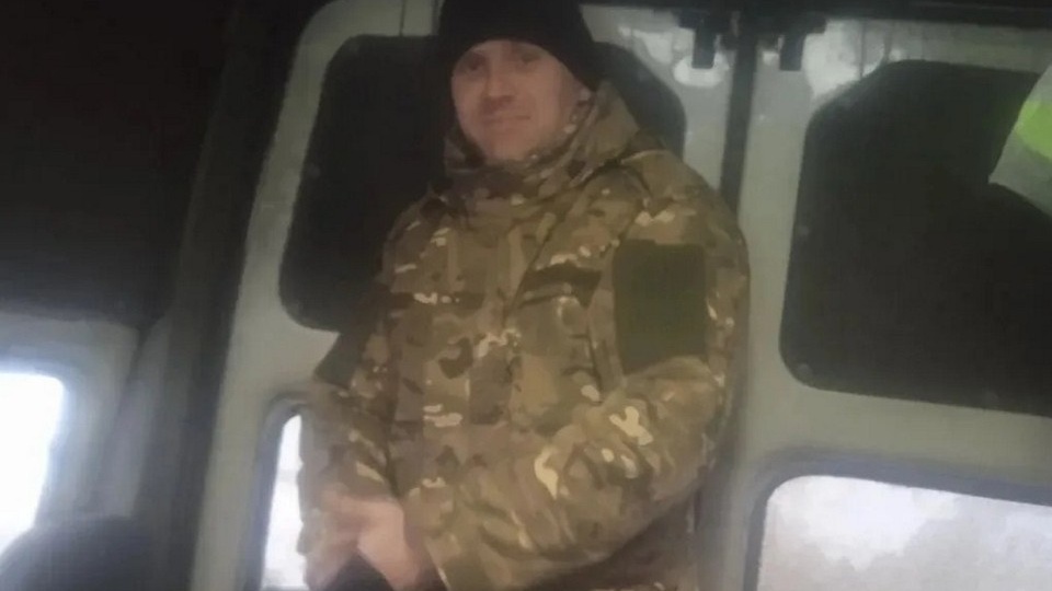 «Был на свободе три с половиной года»: Мужчина надеялся на выплаты за смерть сына-бойца, хотя почти все его детство провел в колонии