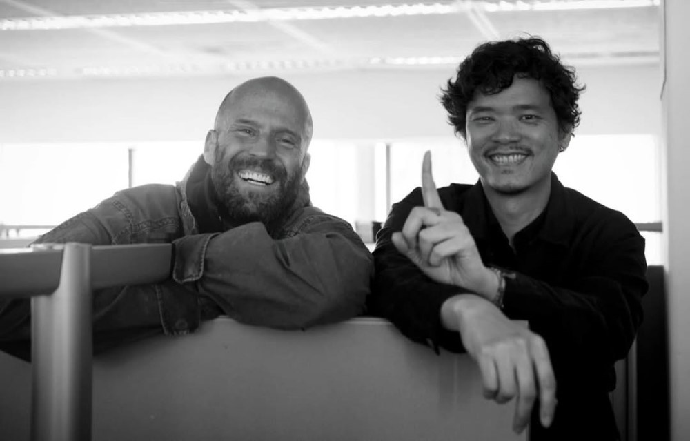     Кадр со съемок фильма «Пчеловод 2» (2026) / Фото: соцсети Тимо Тьяджанто