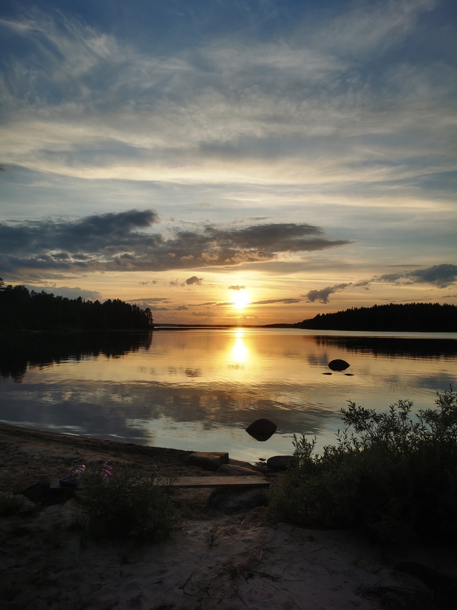 Почему смотрит? Потому что ты это чувствуешь каждой клеточкой организма. Как будто на тебя кто-то смотрит в этой таёжной тишине. Ты прислушиваешься к каждым шорохам в лесу, видишь следы диких зверей, ты наблюдаешь, как ястребы, заметившие тебя где-то далеко в лесу, провожают тебя до самого жилища.
Ты наедине с природой и ты счастлив.