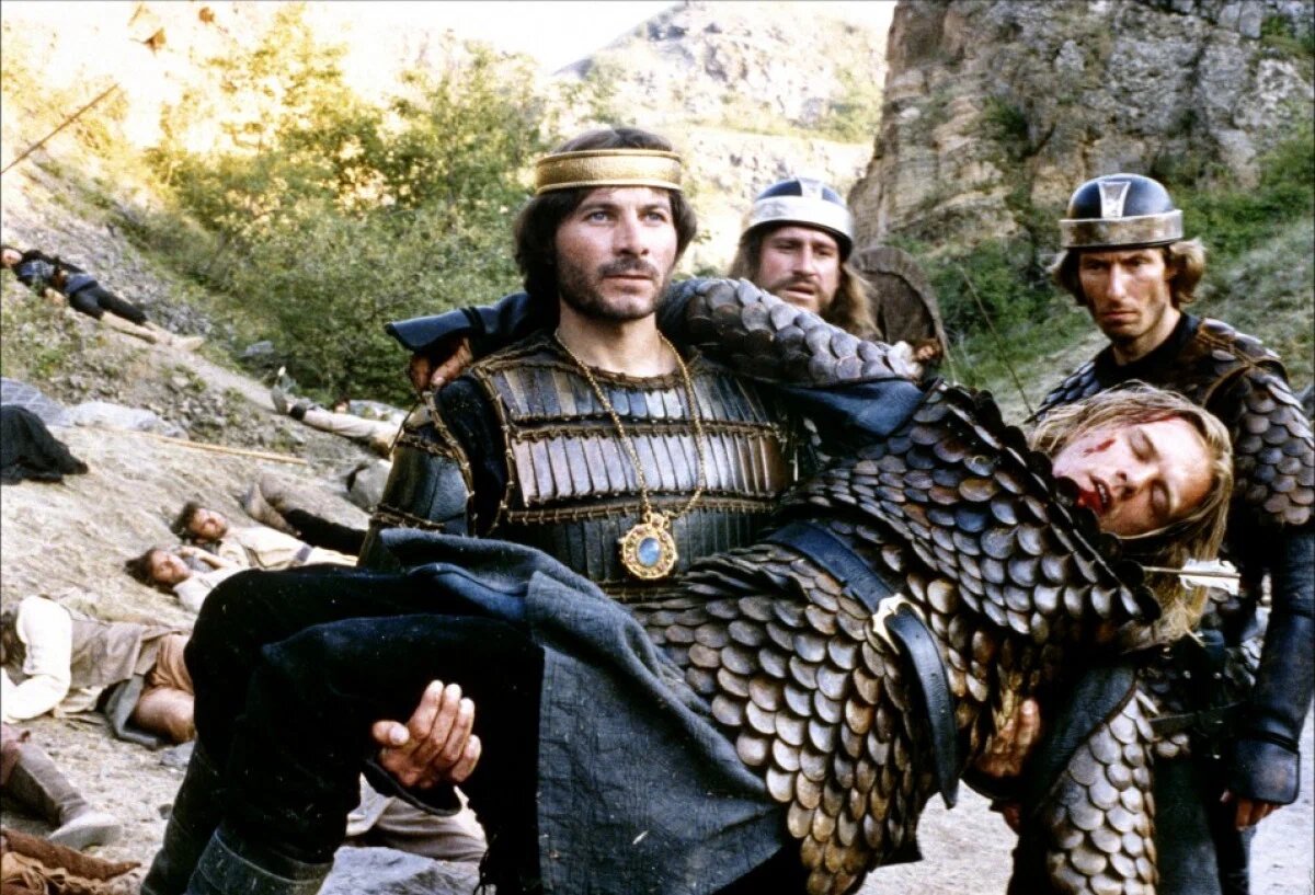 Карл несет тело Роланда. Кадр из французского минисериала. У этого актера рост не соответствует, зато бороды нет. Немецкий актер больше похож, но с бородой. Карла Великого играть трудно, он был как-то ни на кого не похож. Сам на себя. И немного на Петра Великого, как ни странно.