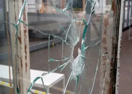    Сначала били стёкла в авто, теперь — в домах: ТЦК перешли на новый уровень