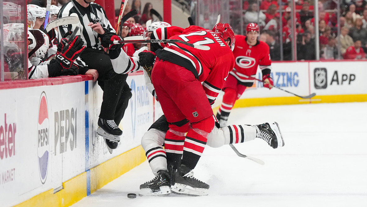    Александр Никишин провел силовой прием против Ника Лардиса.Imagn Images USA Today Sports