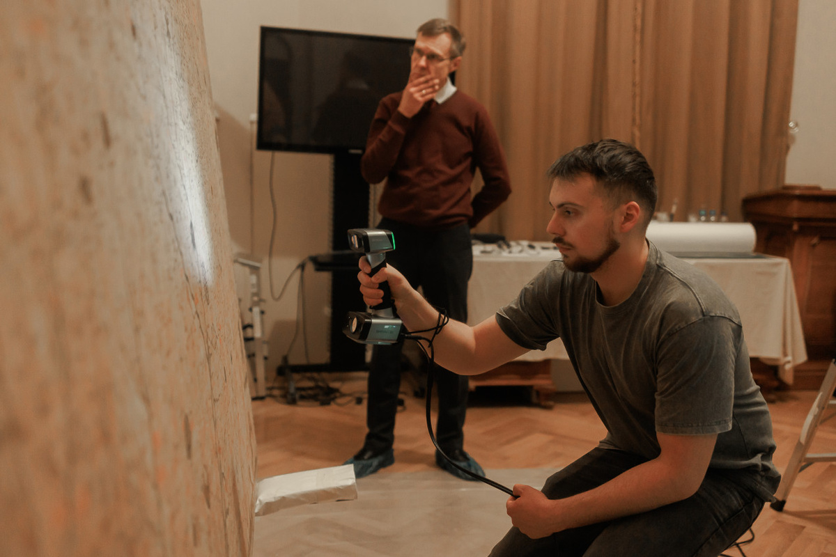 Процесс сканирования чертежа специалистами «ЛЭТИ» им. В.И. Ульянова (Ленина). Фото: Ольга Семенова, пресс-служба РГО