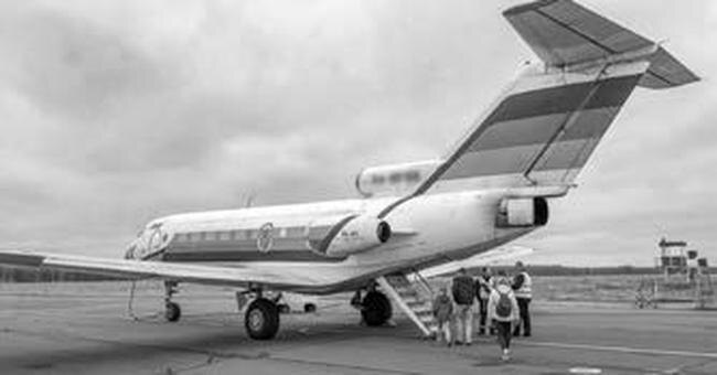 Вот примерно так проходила посадка в самолет Як-40. Фото носит иллюстративный характер