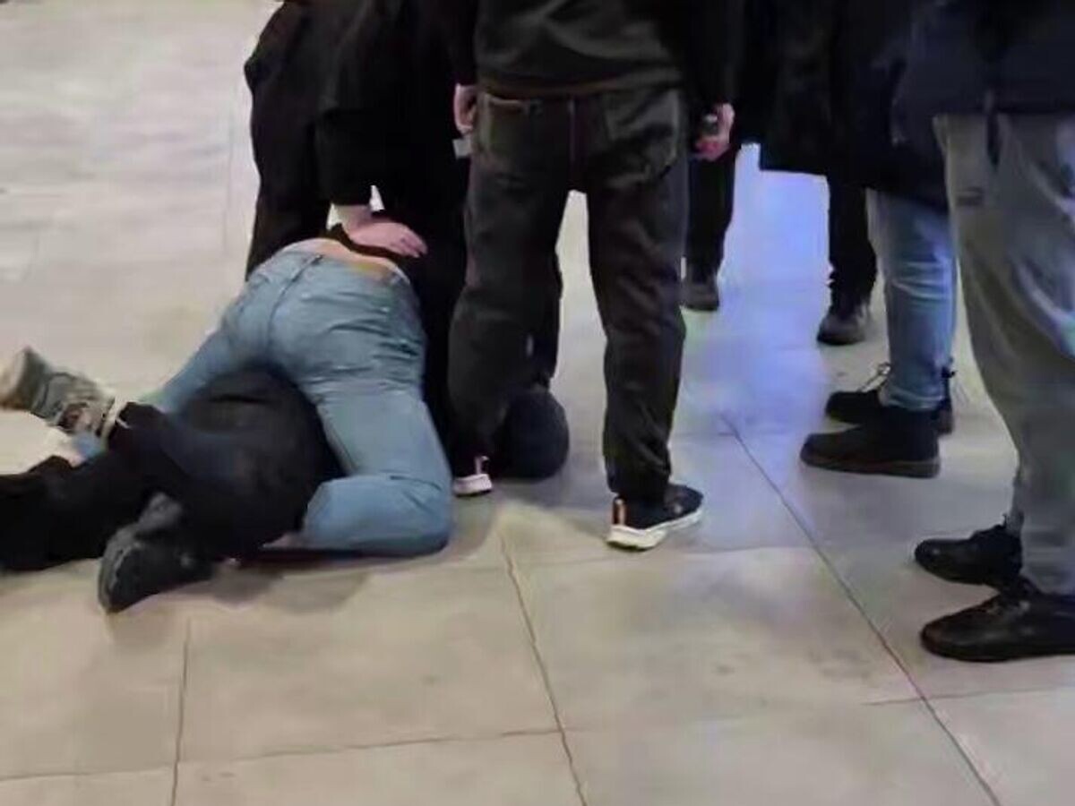    Конфликт мужчины с охранниками в торговом центре "Сити Молл" в Приморском районе Санкт-Петербурга | © Кадр видео из соцсетей