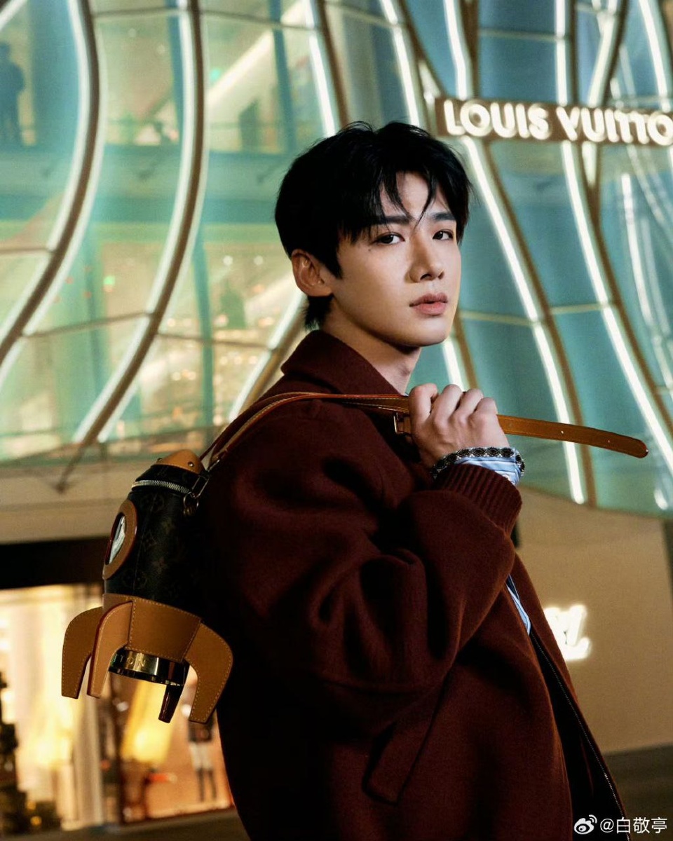 Актёр Бай Цзинтин, 32 года. Смотрите галерею...