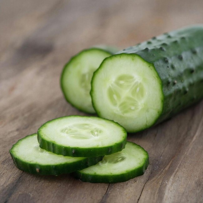 Самая простая поддержка при отеках — вода + огурцы + прогулки.