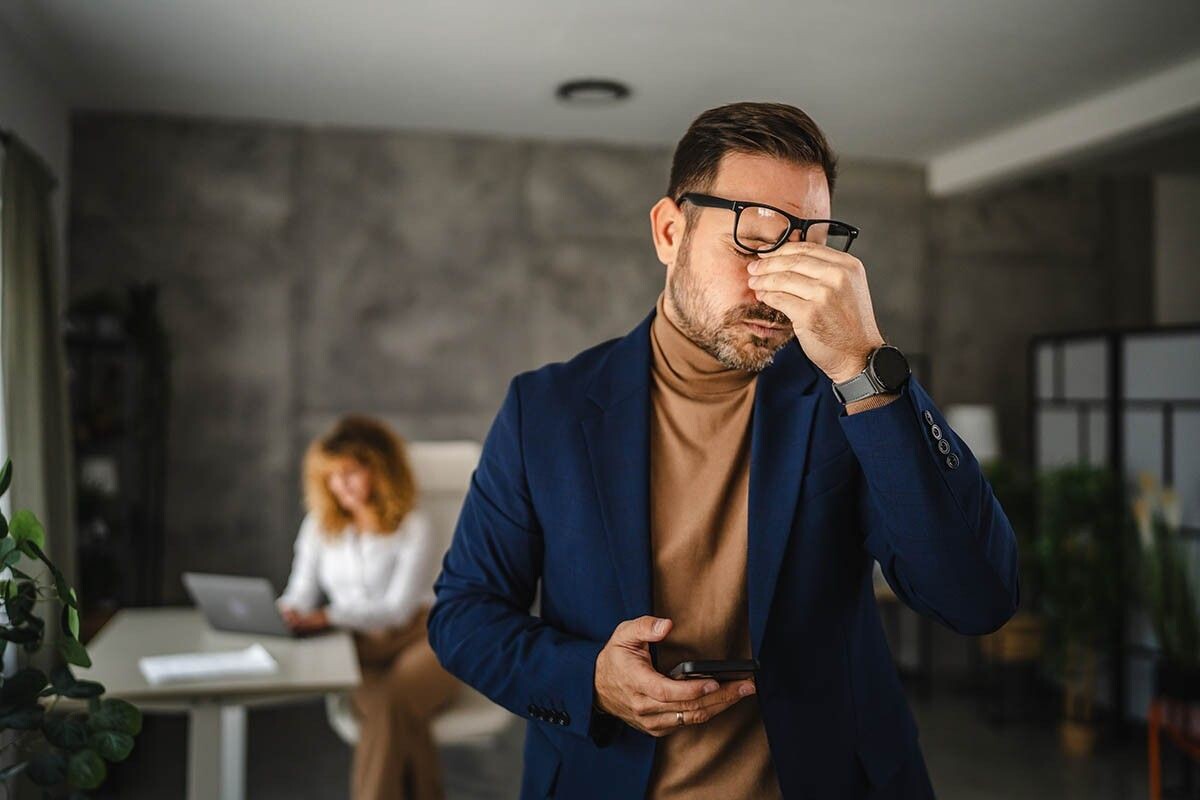 Длительная нагрузка на внимание неизбежно бьет по здоровью и портит самочувствие. Источник: Miljan Zivkovic / Shutterstock / FOTODOM📷
