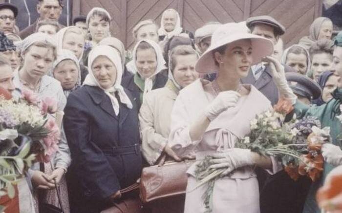 Историческое для советской моды событие произошло в Москве в 1959 году: показ Christian Dior. Модели вышли не только на подиум, но и на московские улицы.