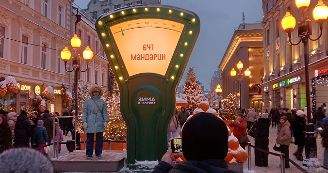 По Арбату в праздники гуляли тысячи туристов