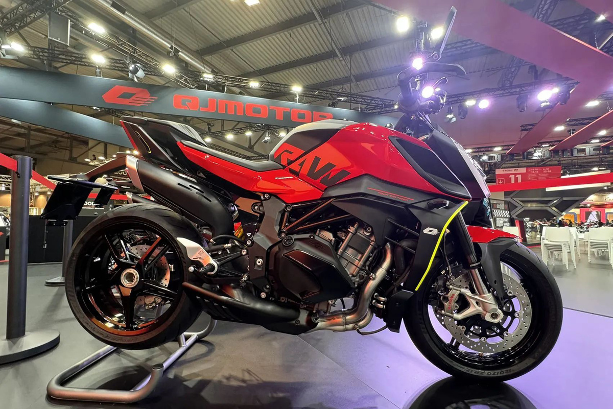 Премьера концепта QJMOTOR RAW на миланской EICMA 2024, встреченная публикой с большим энтузиазмом, сразу заставила задуматься: сколько дерзости и харизмы этого эффектного прототипа дойдёт до серийного SRK 921? Сегодня ответ очевиден — почти всё: от выразительного дизайна до могучего двигателя и спортивного шасси.