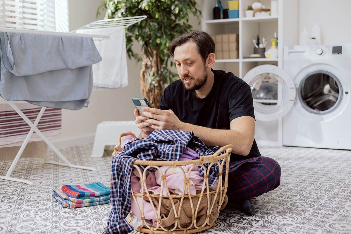 Решение любой проблемы со стиральной машинкой начинайте с изучения инструкции. Источник: Trzykropy / Shutterstock / FOTODOM📷
