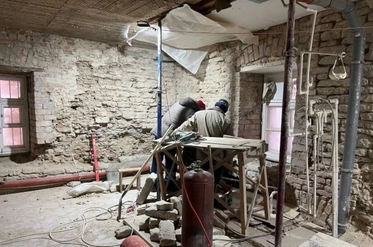    Разрушенную кладку чинят в братском корпусе Стефаниевской церкви в Пскове