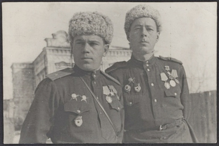 Герой Советского Союза Степан Лычаков (справа). Фото 1945 г.