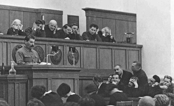 "Иосиф Сталин и Молотов своими докладами открыли XVII Съезд ВКП(б) в Москве"