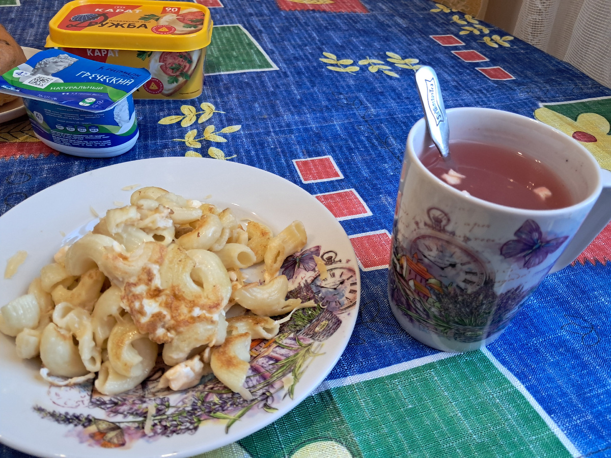 макароны с яйцом ,греческий йогурт,плавленый сыр Карат и кисель с булочкой