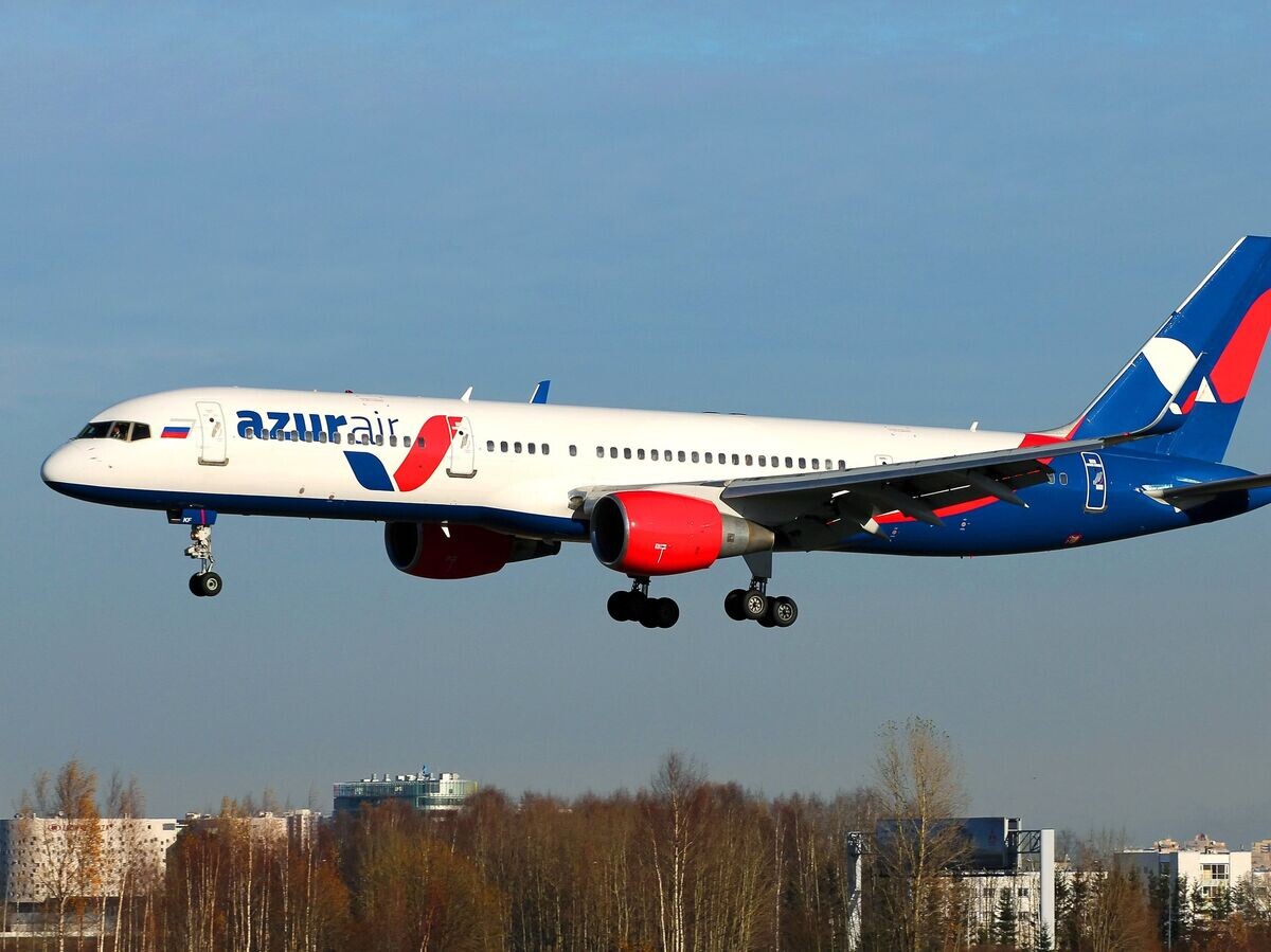    Самолет авиакомпании Azur Air совершает посадку в аэропорту Пулково.© РИА Новости . Александр Тарасенков
