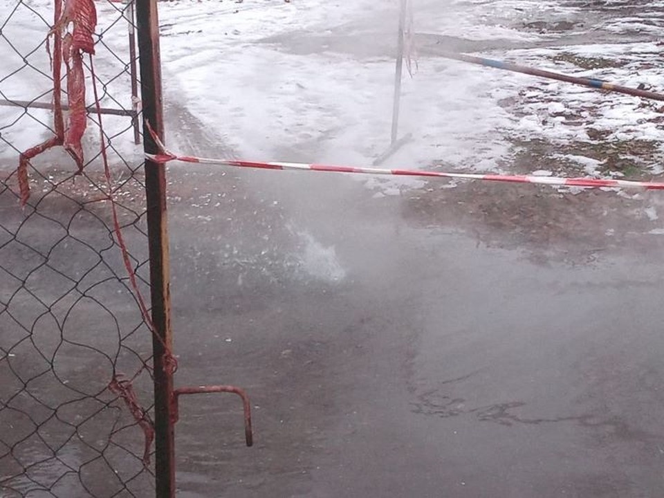    Аварийные службы сейчас пытаются предотвратить загрязнение реки Даниил НАЙХИН