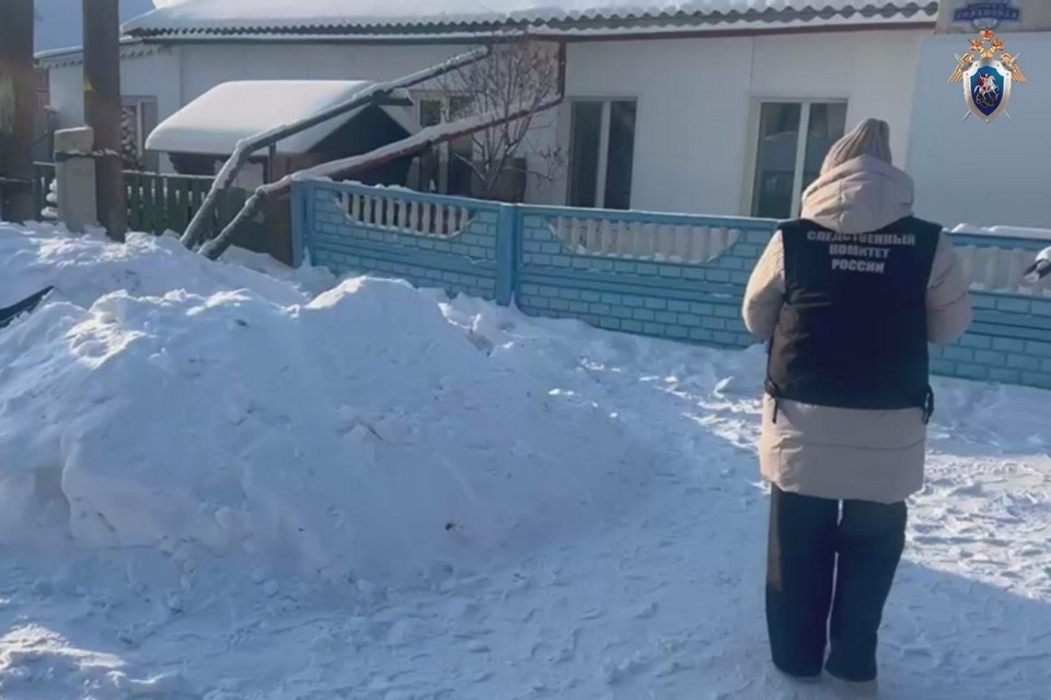    В Березовке 10-летнюю девочку насмерть придавило снегом. Стоп-кадр видео СК