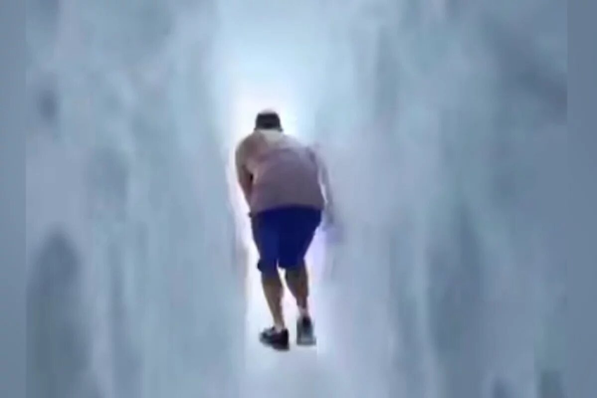    Житель Петропавловска прорыл 10-метровый снежный тоннель к спортзалу