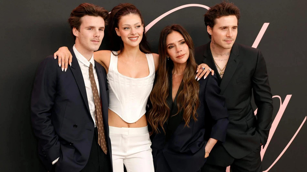    Круз Бекхэм, Никола Пельтц, Виктория и Бруклин Бекхэм. Фото: Getty Images