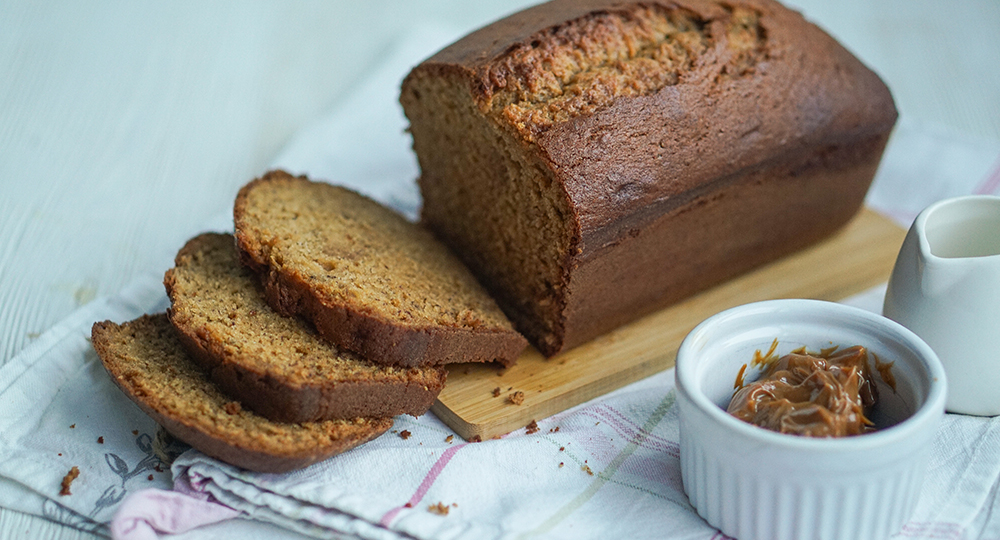 Банановый кекс с карамелью, который съедают до крошки