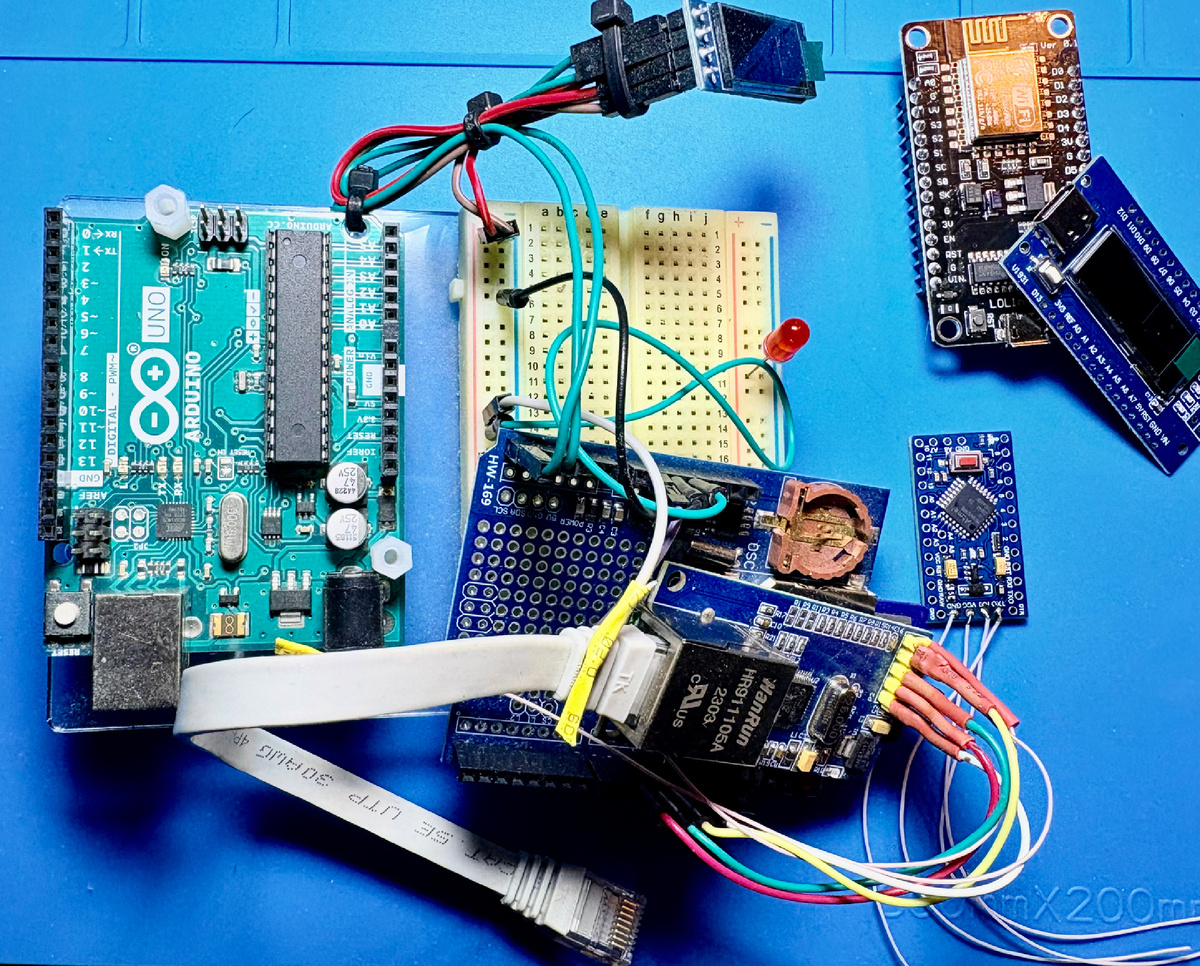Оригинальная Arduino UNO-слева, справа «шилды» и клоны плат PRO, NANO. Фото автора.