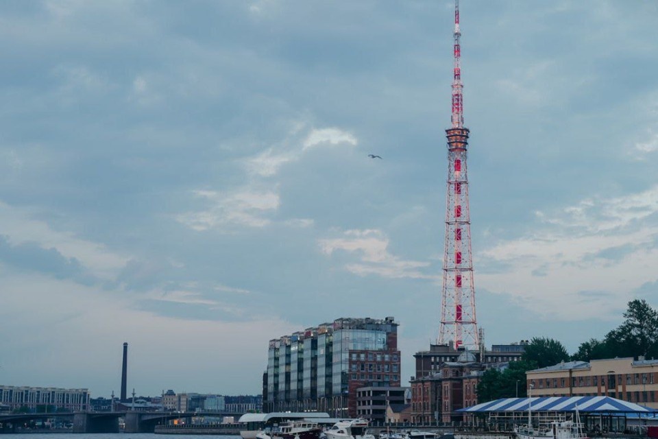    Увидеть телебашню в новом оформлении можно будет с 17:10. Фото: Смольный