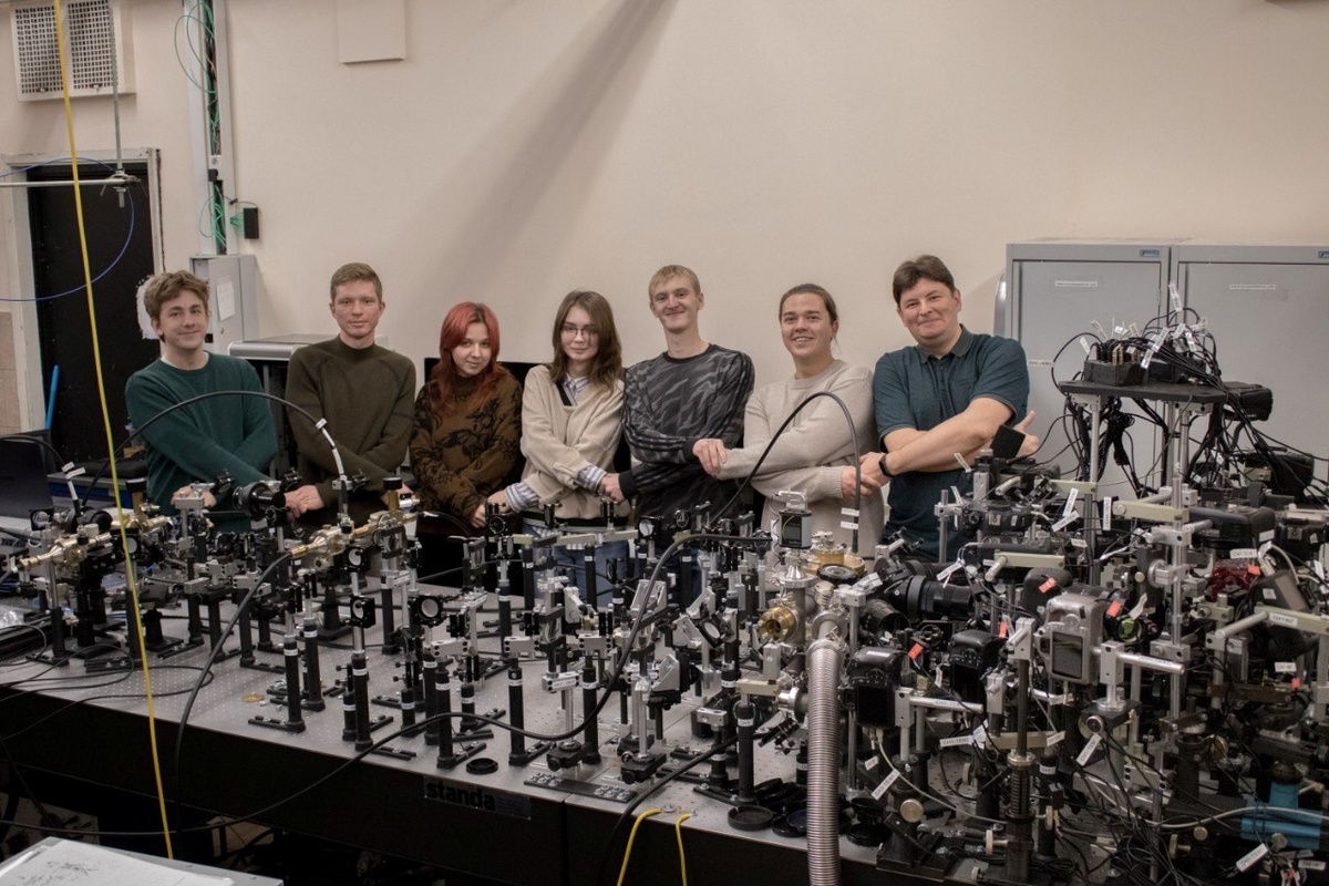 Фотография экспериментальной установки и коллектива молодых ученых. Источник: Егор Паркевич
