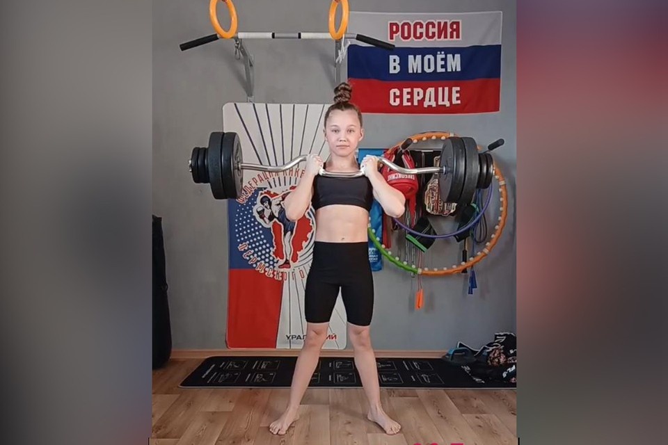    Вес девочки составляет 29,1 килограмма, а поднятая ею штанга весит 29,5 килограммов. Фото: скрин с видео.
