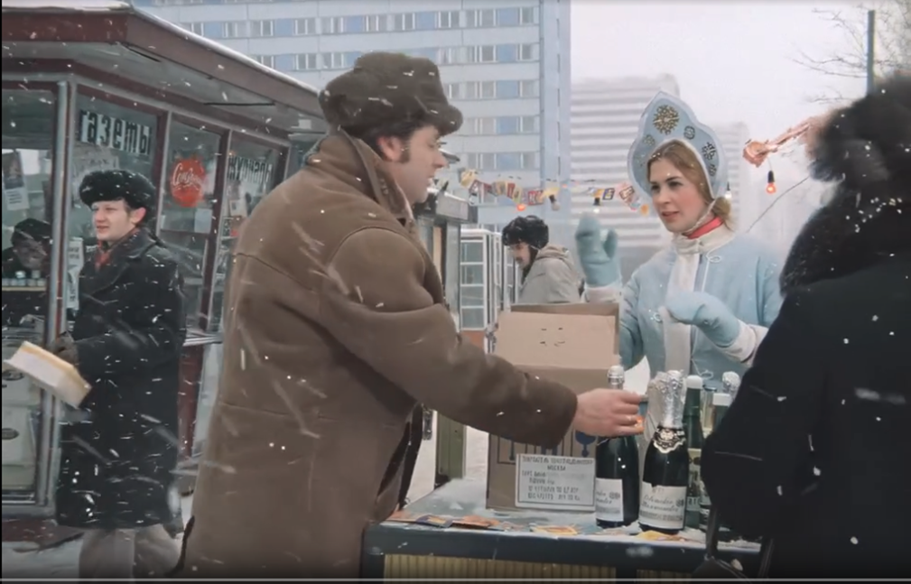 уличная продавщица-снегурочка показывает Павлу, где купить апельсины