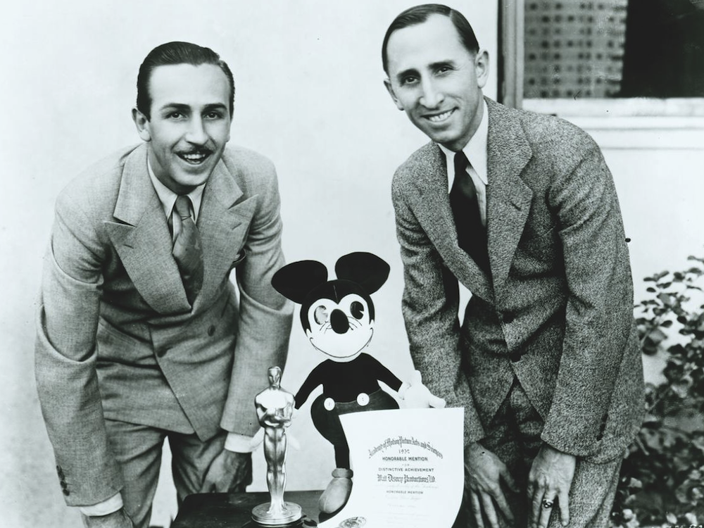 Братья Диснеи с Микки Маусом 