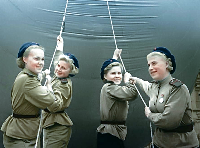 Девушки из ПВО запускают аэростат воздушного заграждения. Москва, 1941 г.