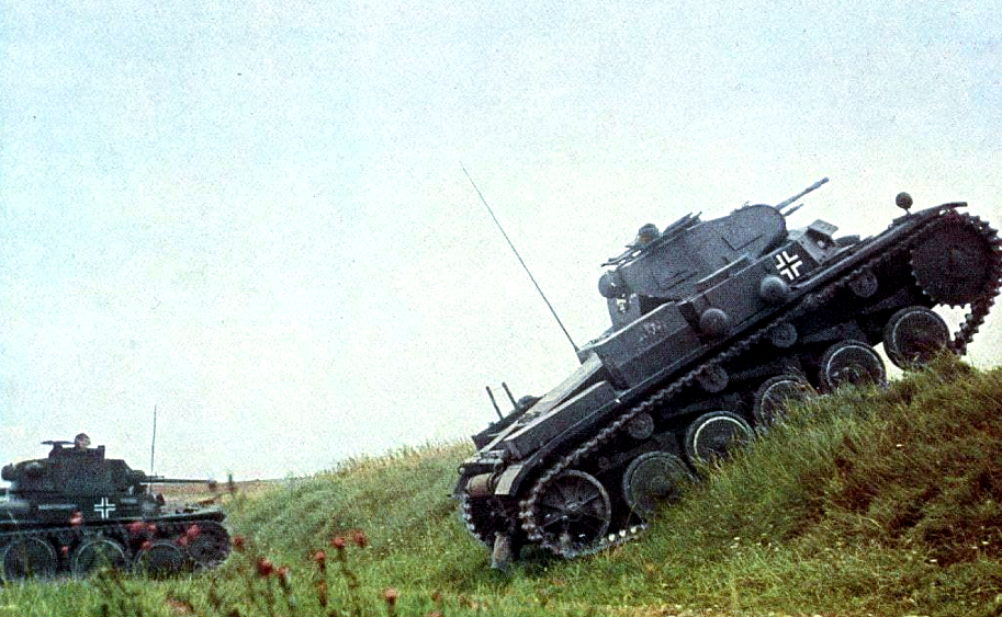 Танки Panzer-II и Panzer-38(t) во время первого наступления на столицу.