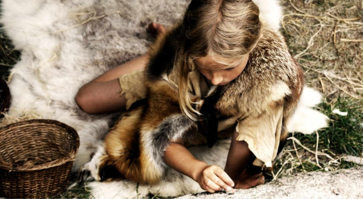 Выделанная особым образом овечья шкура во времена развития скотоводста была лутшим вариантом укрытия.