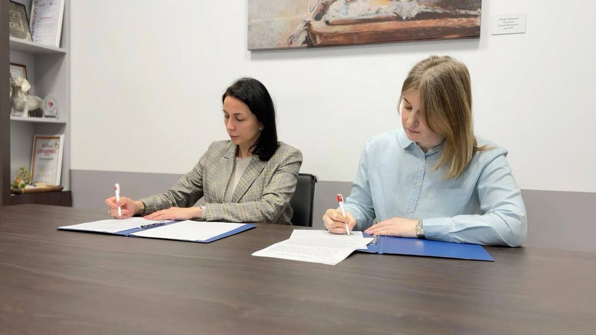 Подписание Соглашения о сотрудничестве. На фото: Мария Аппалуп, главный врач Центра крови имени О.К. Гаврилова ДЗМ и Любовь Десницкая, руководитель регионального отделения СоюзМаш России"