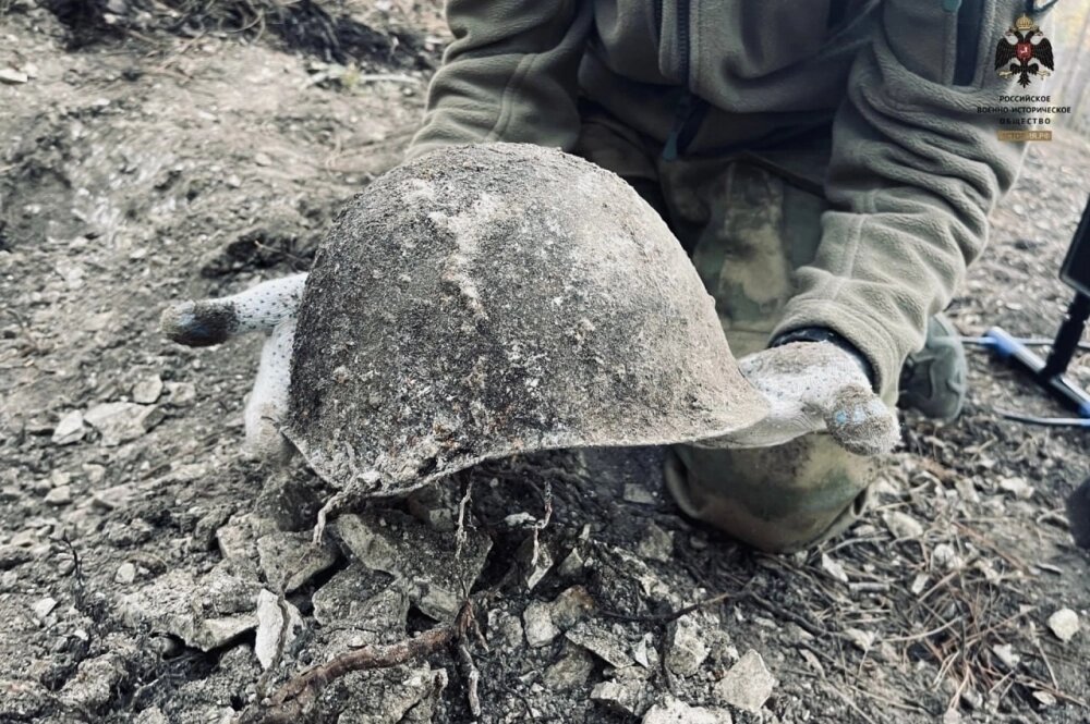    Одна из касок, найденных на Мекензиевых горах. Фото: Из личного архивa/ Дмитрий Ципоркин
