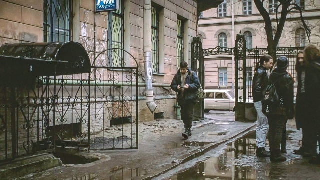 У магазина «Рок-остров», Кирочная, улица, 8. 1996 г.
Кадр из фильма ''Брат'', режиссёр Алексей Балабанов, оператор Сергей Астахов.