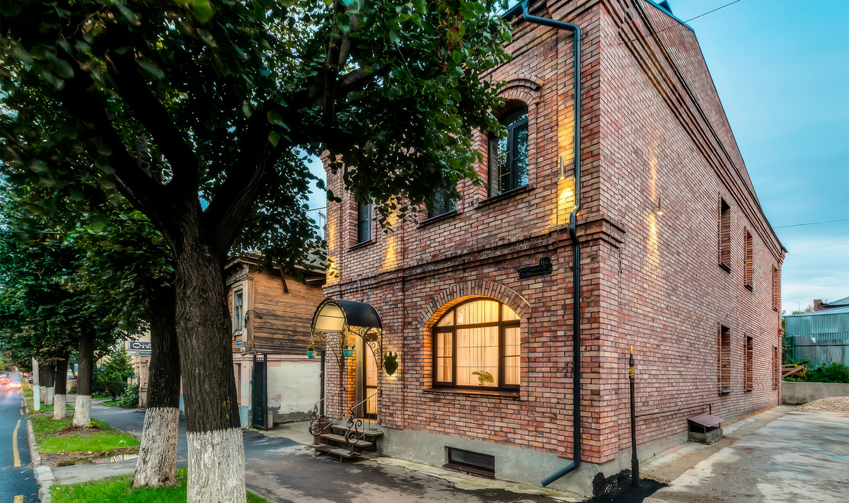 Маленькая «крепость» с арочными окнами всего в 250 метрах от Золотых ворот.