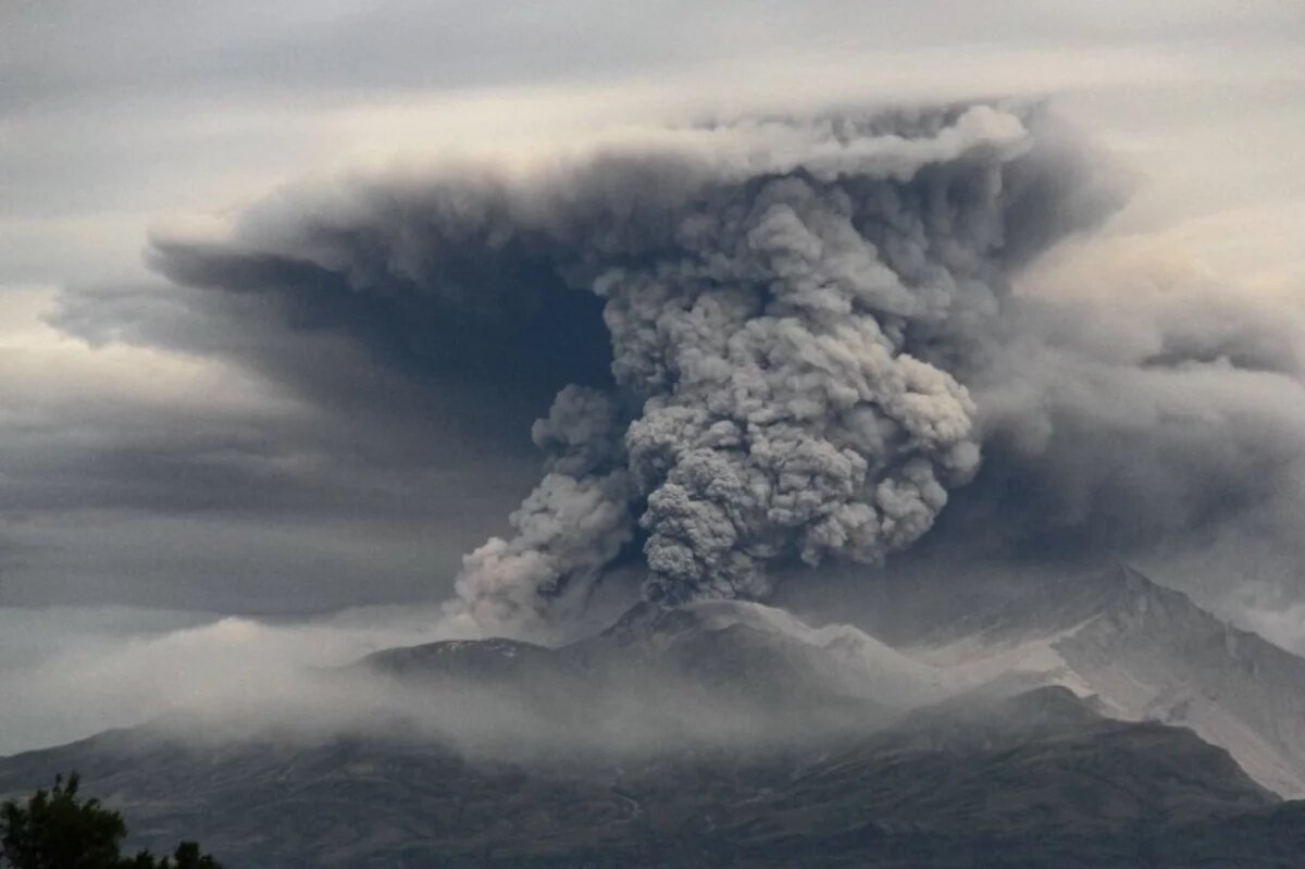    Вулкан Шивелуч на Камчатке выбросил пепел на высоту 10 километров