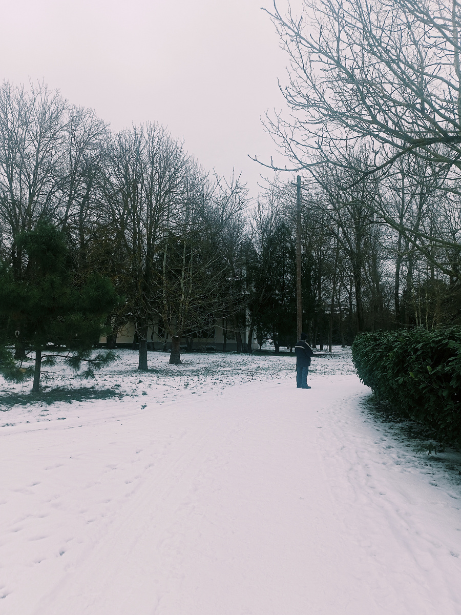 Фото автора. В парках и на набережной ещё лежит снег.