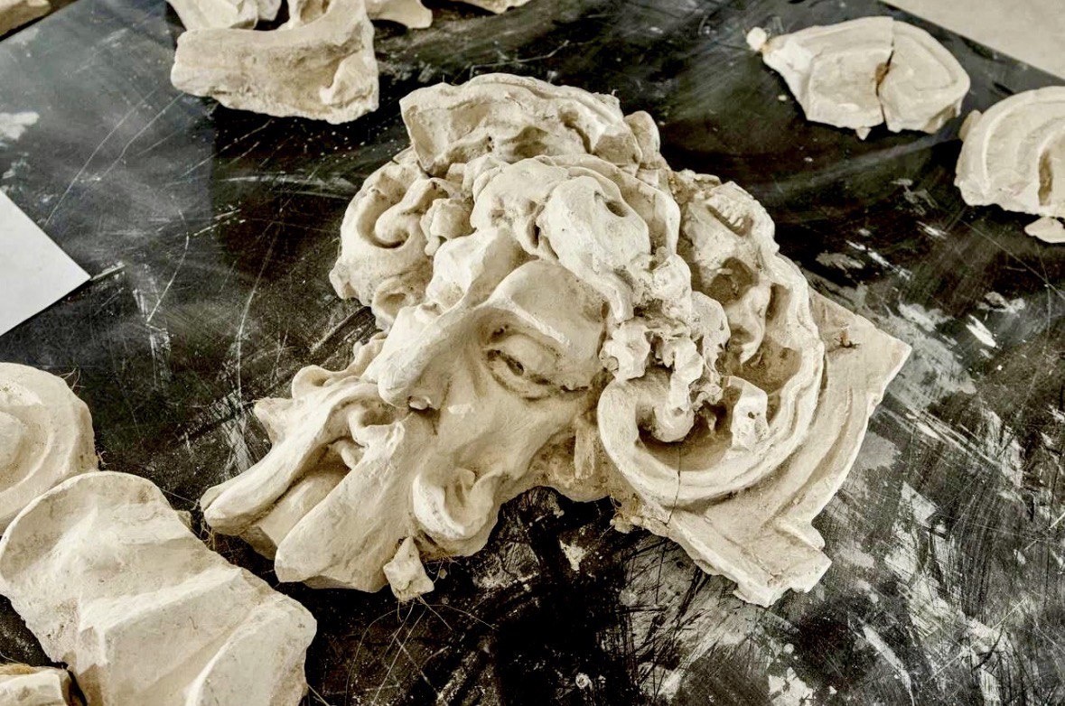 Найденный дореволюционный барельеф восстановят и вернут на место